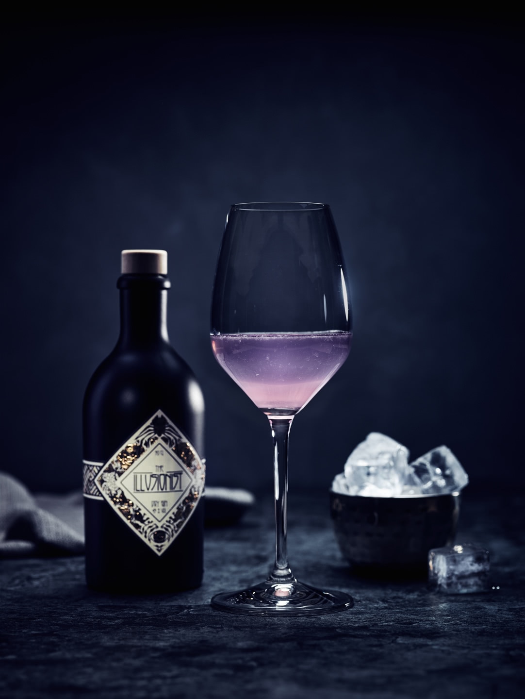 Gin Flasche mit Glas, dunkler Hintergrund