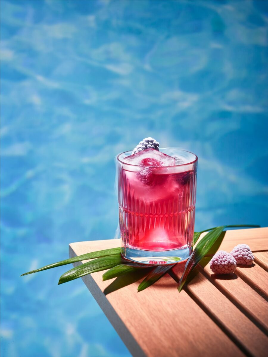 Gin Glas, Pool im Hintergrund