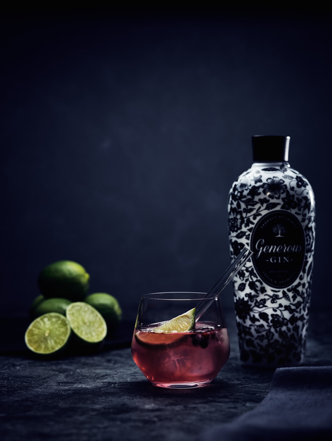 Gin Flasche mit Glas, dunkler Hintergrund