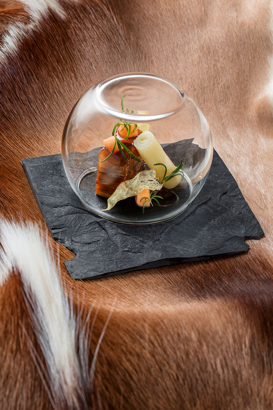 Hangar-7; Kochbuch 2015; Luke Dale Roberts; Gastkoch Juli 2015; Geschmorte Lammrippe mit Sellerie und Tomaten Rosmarin Teriyaki;