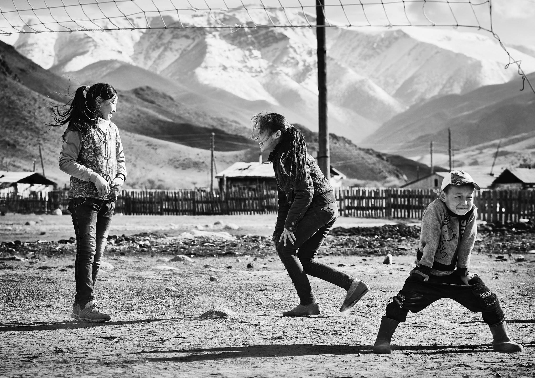 Kinder spielen Fußball in Tuwa Sibirien