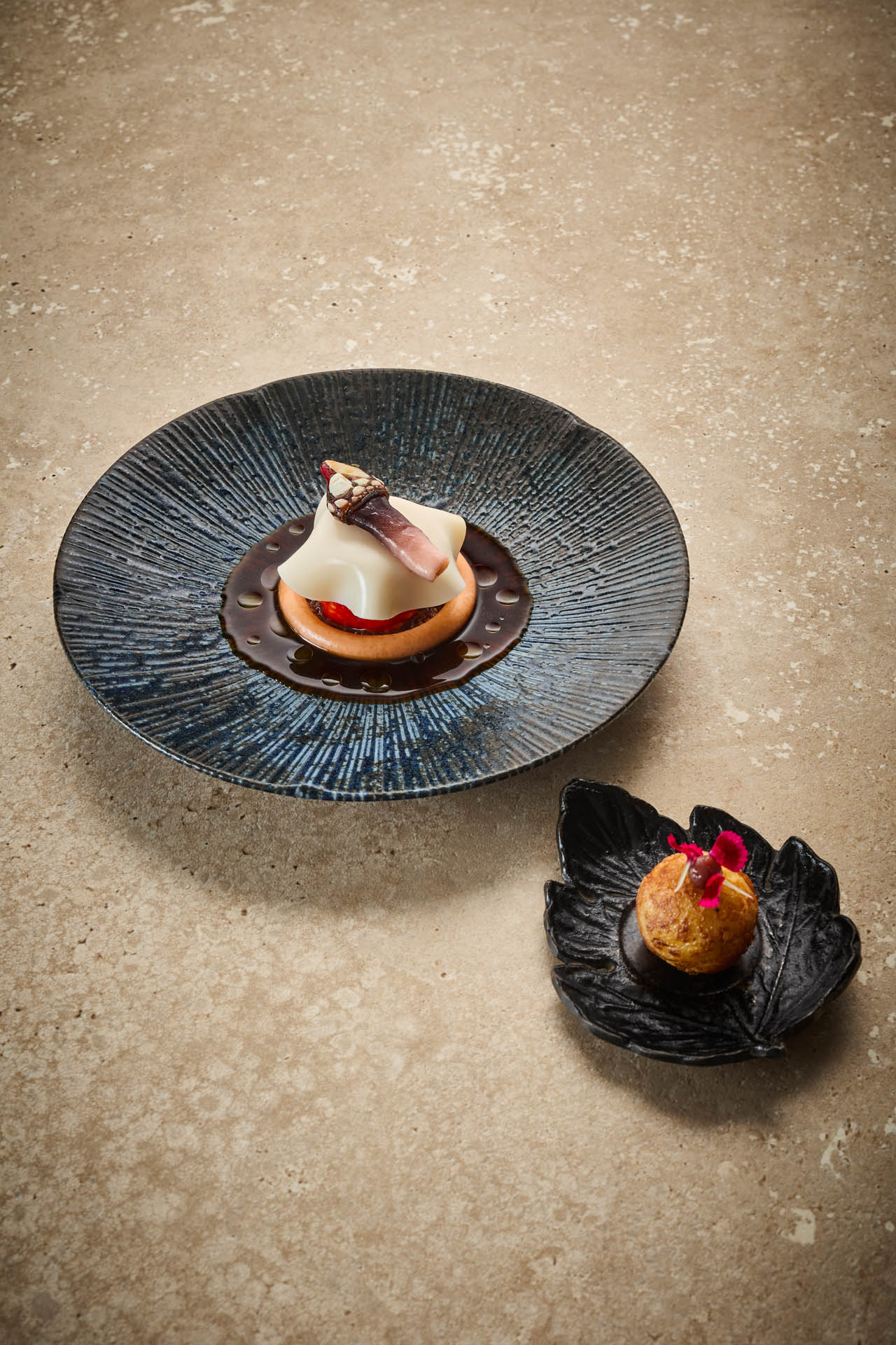 Ikarus Team, guest chef August 2025, food, cookbook, Restaurant Ikarus, Hangar-7, Salzburg, Austria, 2025.08.19, Bookazine Volume 1 / Ikarus Team, Gastkoch August 2025, Gericht, Kochbuch, Restaurant Ikarus, Hangar-7, Salzburg, Österreich, 2025.08.19, Bookazine Volume 1, Bretonischer Hummer, Jakobsmuschel, Percebes, Tropea Zwiebel, Feigen