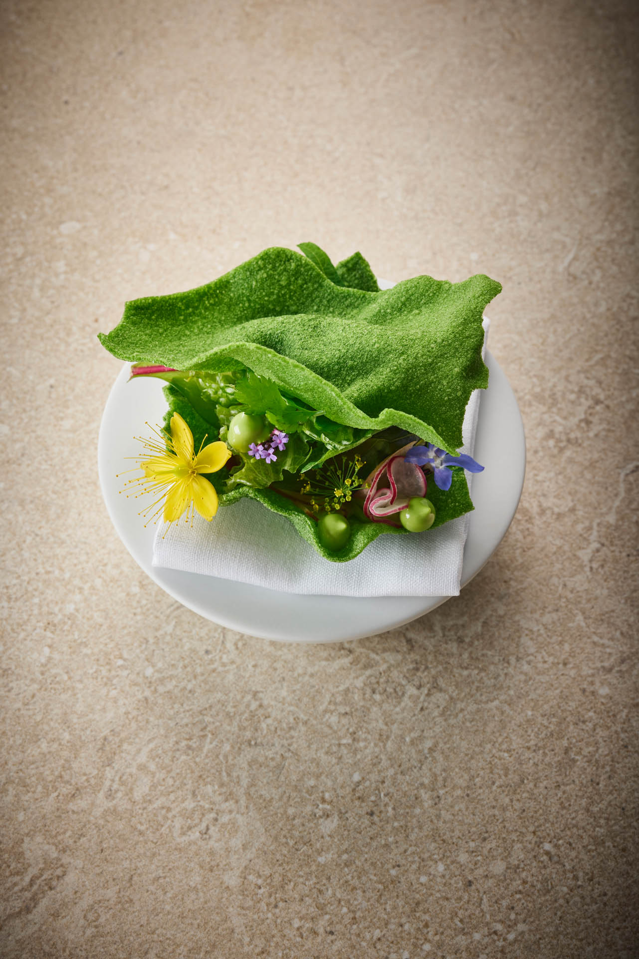 Rafa Costa e Silva, guest chef July 2025, food, cookbook, Restaurant Ikarus, Hangar-7, Salzburg, Austria, 2024.07.03, Bookazine Volume 1 / Rafa Costa e Silva, Gastkoch Juli 2025, Gericht, Kochbuch, Restaurant Ikarus, Hangar-7, Salzburg, Österreich, 2024.07.03, Bookazine Volume 1, Knuspriges Salat Sandwich