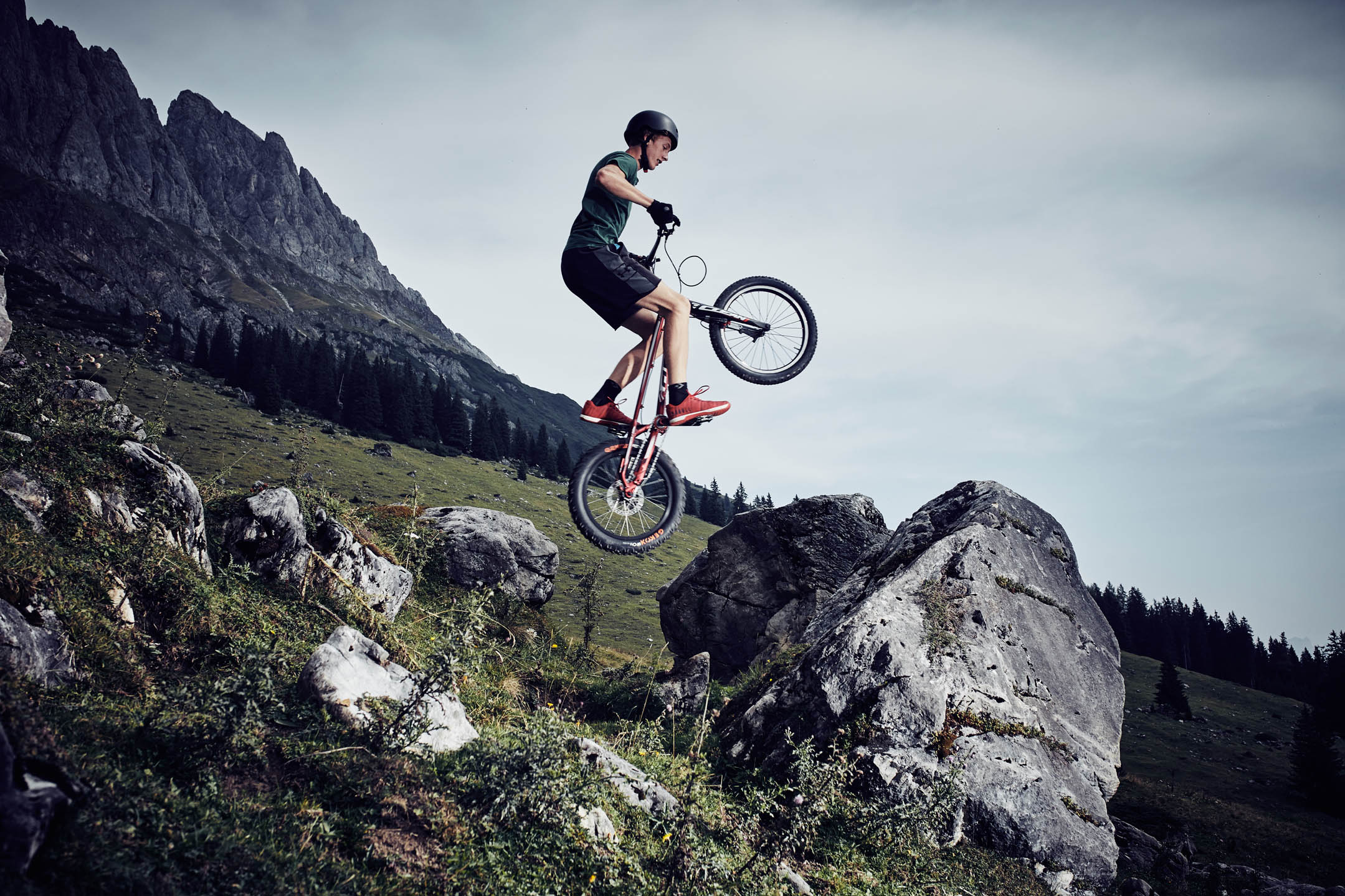 Thomas Klausner am Fahrrad im Gebirge