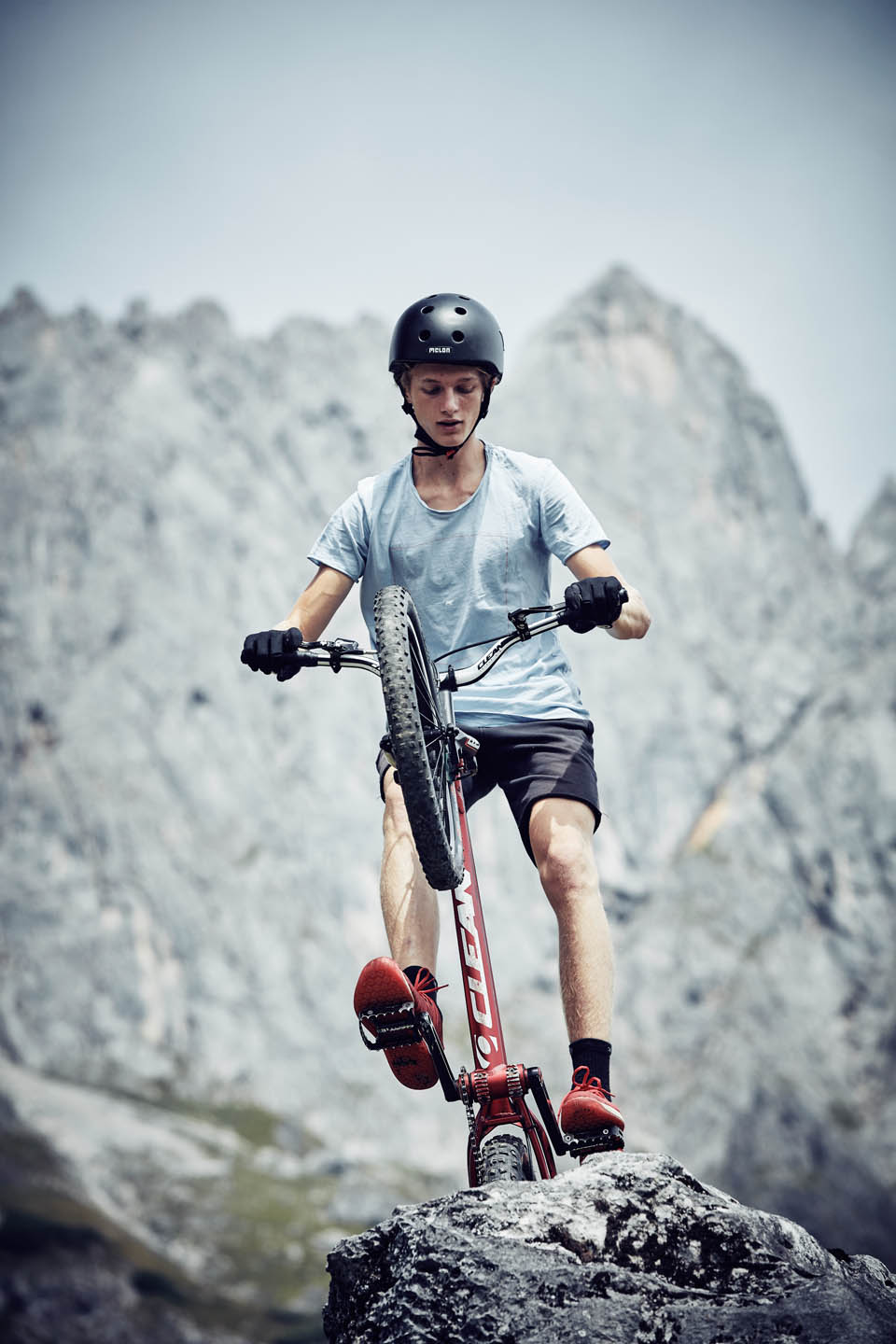 Thomas Klausner am Fahrrad im Gebirge