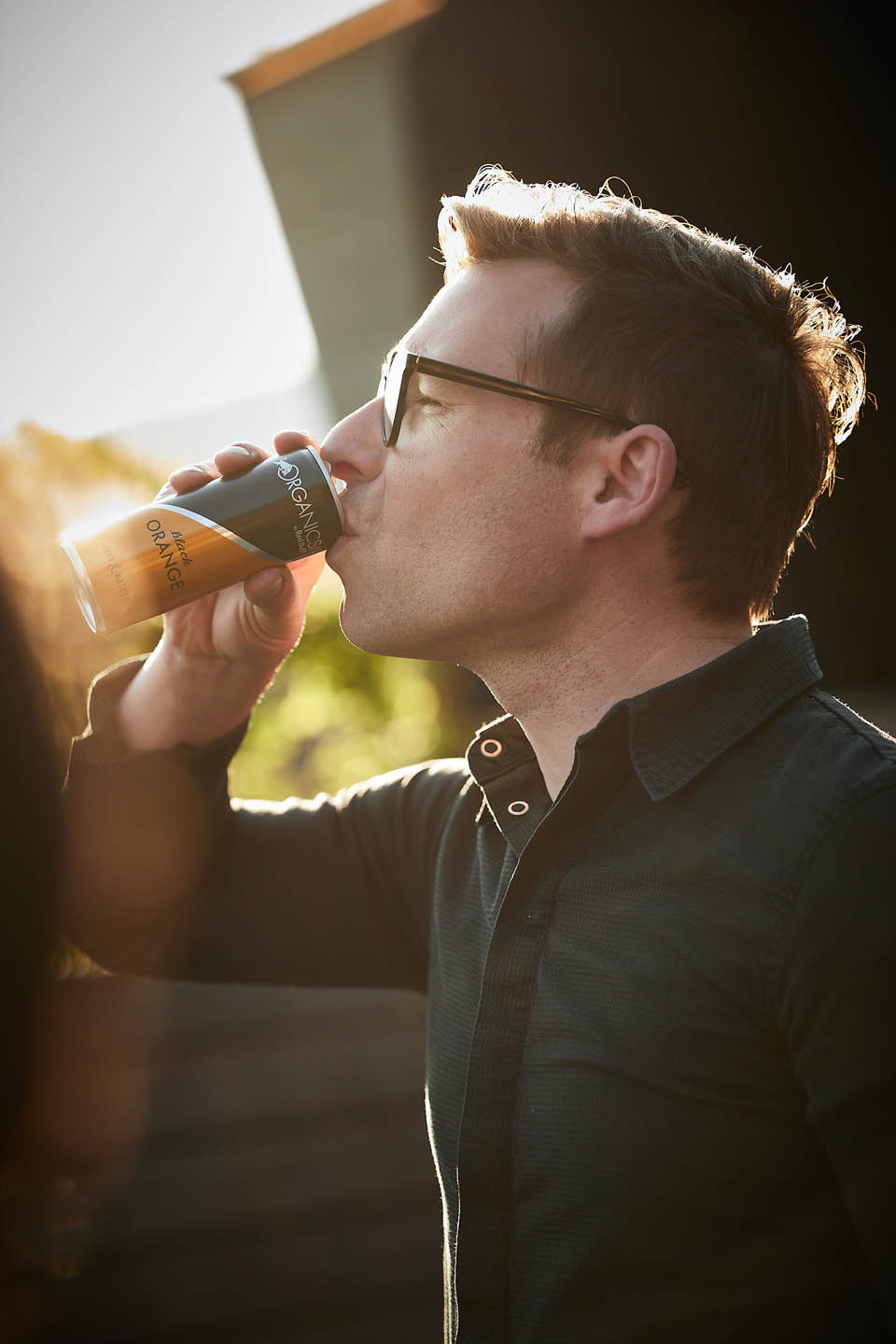 Mann trinkt von Red Bull Organcis Dose