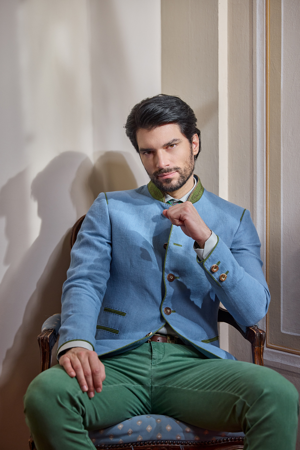 Fashion Shooting für das Trachtenmode Label Stassny in Salzburg. Model trägt hochwertige Trachtenmode