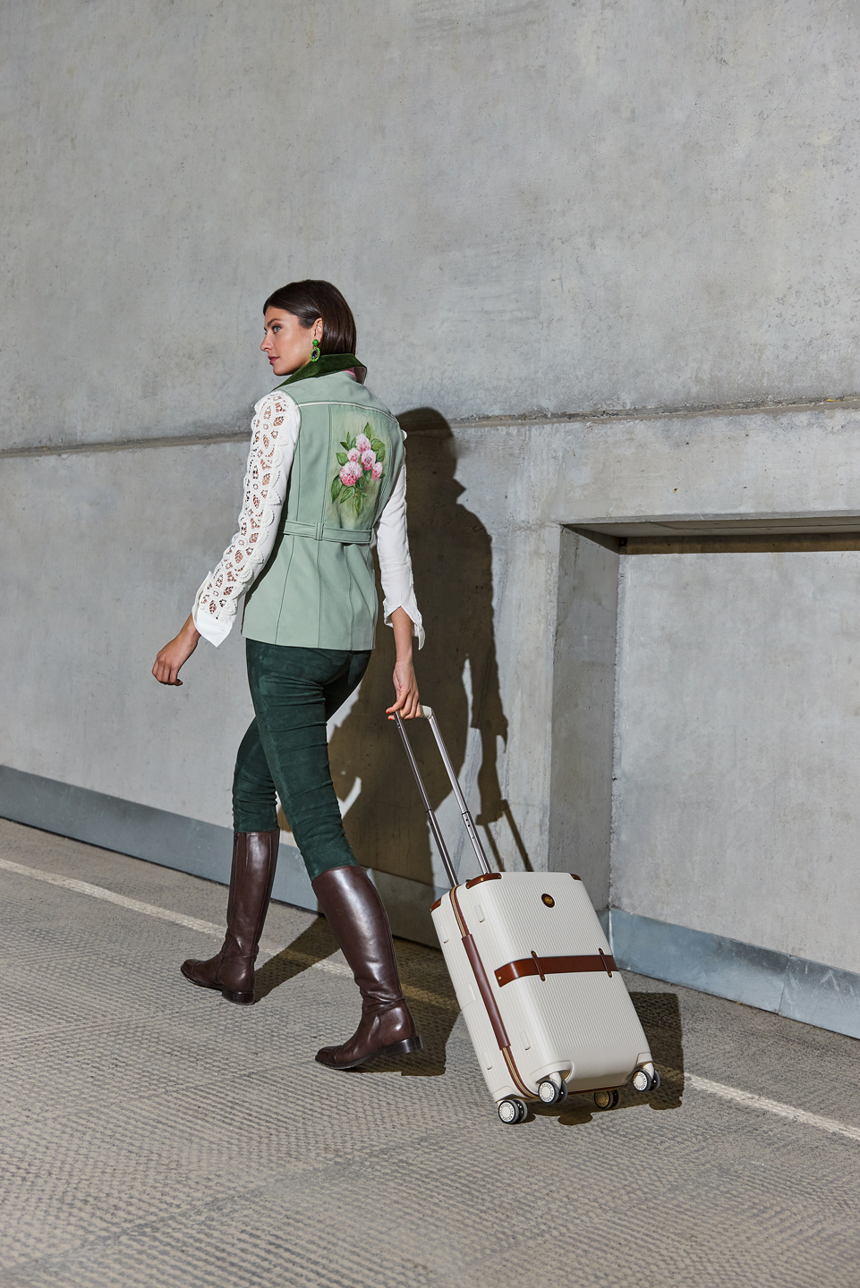 Fashion Shooting für das Trachtenmode Label Stassny in Salzburg. Model trägt hochwertige Trachtenmode